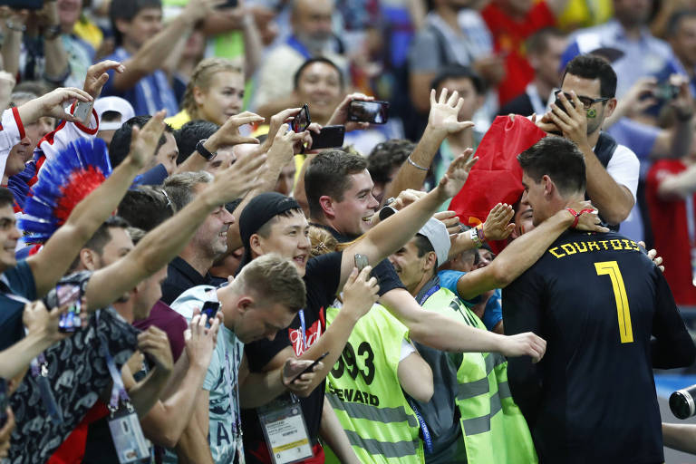 O goleiro belga Thibaut Courtois comemora com torcedores na Arena Kazan