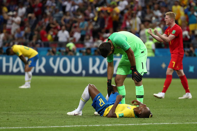 Alisson consola Fernandinho ao fim do jogo