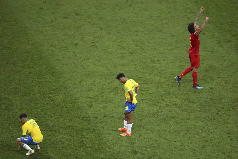 Philippe Coutinho e Neymar lamentam eliminação do Brasil da Copa da Rússia na Arena Kazan