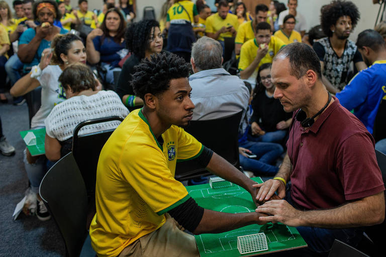Copa para surdocegos durante jogo do Brasil