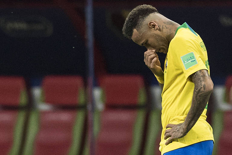 O atacante Neymar lamenta a eliminação do Brasil após a derrota para a Bélgica, nas quartas de final da Copa do Mundo da Rússia