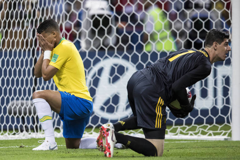 O goleiro belga Courtois intercepta ataque do Brasil, e Thiago Silva lamenta chance perdida