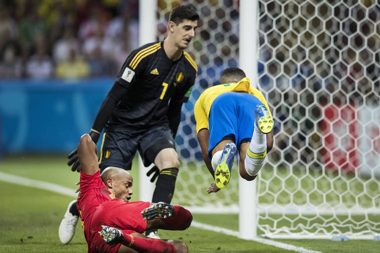 Gabriel Jesus divide lance na pequena área com os belgas Kompany e Courtois
