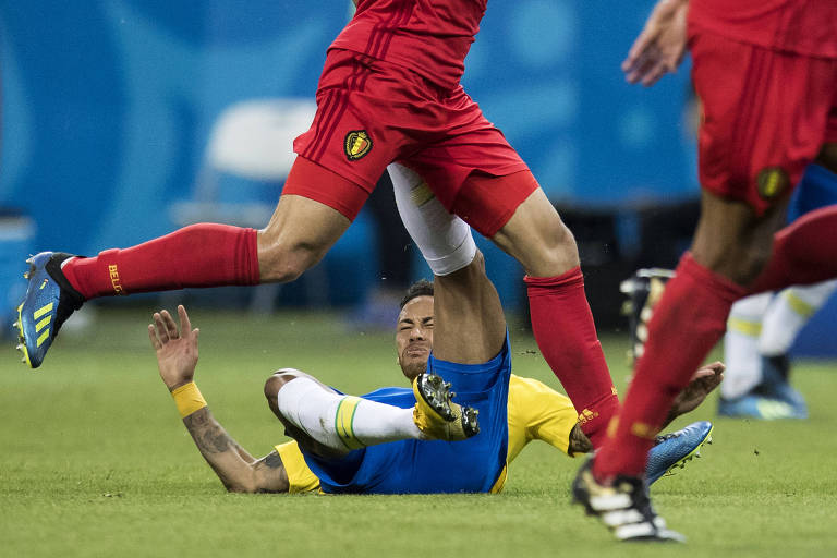 Neymar disputa lance e cai durante o jogo contra a Bélgica