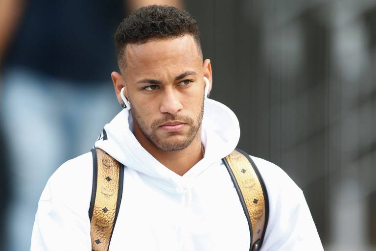Neymar ao deixar hotel 