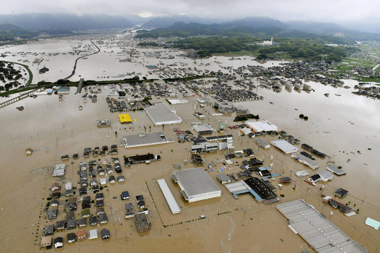 Edifícios estão quase submersos em enchentes causadas por fortes chuvas em Kurashiki, a previsão que a chuva continue