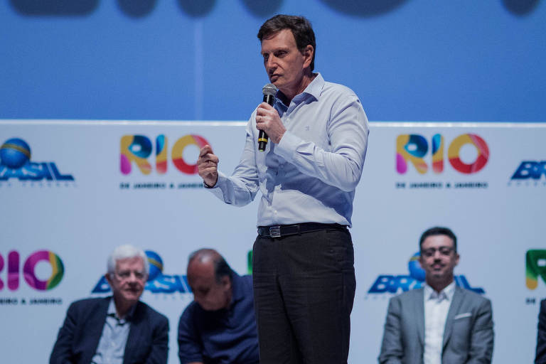 De pé, o prefeito do Rio de Janeiro, Marcelo Crivella, discursa a jornalistas no lançamento do evento Rio de Janeiro a Janeiro.