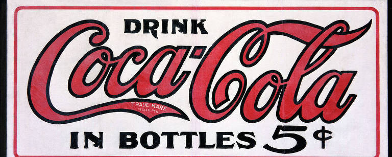 Anúncio de 1905 da Coca-Cola. Os primeiros refrigerantes da marca no Brasil foram produzidos em 1941 na fábrica da água mineral Santa Clara, no Recife. A marca foi lançada no país em 1945, usando um sistema de franquias
