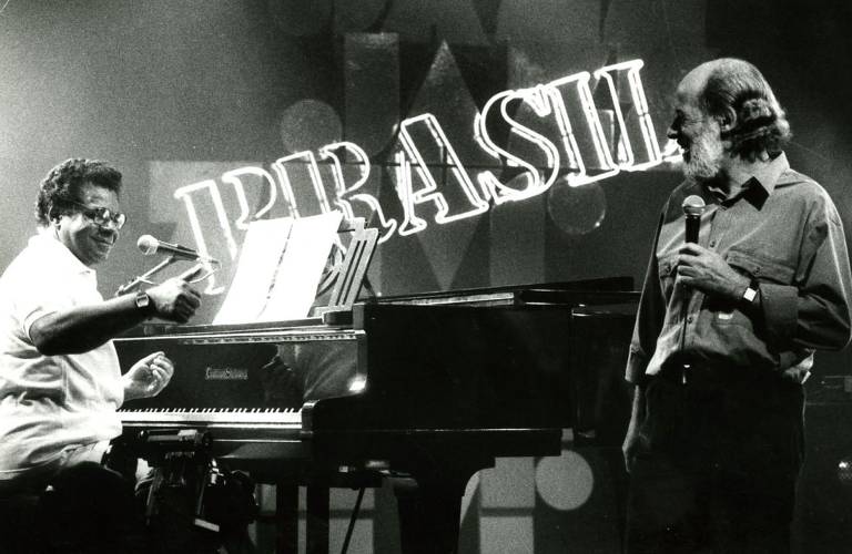 Cena do programa "Jazz Brasil: Johnny Alf", com o apresentador Zuza Homem de Mello (dir., exibido em agosto de 1990 na TV Cultura