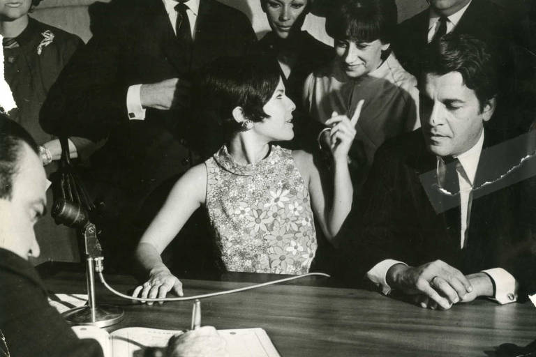 A cantora Elis Regina e o compositor Ronaldo Bôscoli durante o casamento civil deles