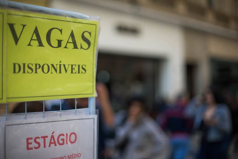 Além de reforçar que o empregador efetuará o recolhimento das contribuições previdenciárias próprias e do empregado e o depósito do FGTS (Fundo de Garantia do Tempo de Serviço) com base nos valores pagos.