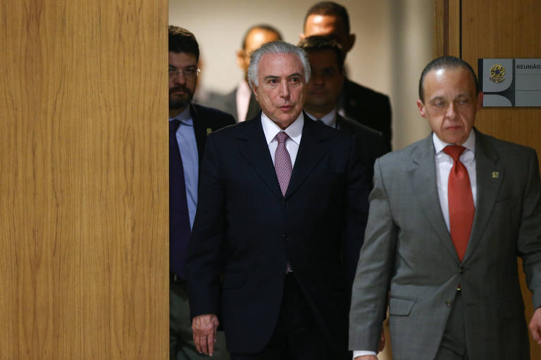 BRASILIA, DF,  BRASIL,  11-07-2017, 22h00: Chefe do cerimonial do palácio do planalto, o embaixador Pompeu Andreucci acompanha o presidente Temer em todos os eventos oficiais. O presidente Michel Temer faz pronunciamento sobre a aprovação da Reforma Trabalhista no Senado, no Palácio do Planalto. (Foto: Pedro Ladeira/Folhapress, PODER) ***ESPECIAL***