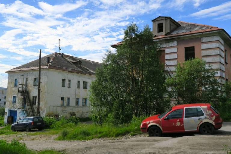 Casas na periferia de Murmansk, cidade que é a capital do polo Norte na Rússia