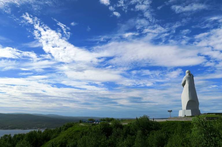 Estátua de soldado soviético sobre o fiorde onde fica Murmansk, apelidada de Aliosha pelos locais