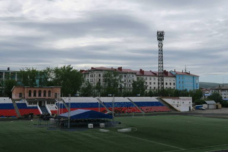 Palco para evento do Dia do Pescador sendo montado no Estádio Central de Murmansk, desativado para jogos