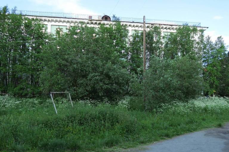 Antiga trave de futebol em campinho na periferia de Murmansk, na Rússia