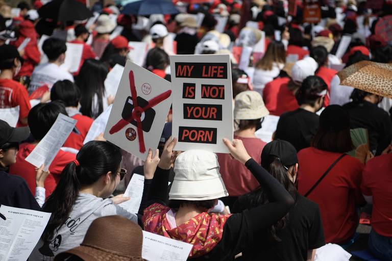 Mulheres em manifestação em Seul que pede mais ações do governo para coibir a filmagem sem consentimento 