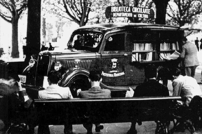 Pessoas consultam a 'biblioteca circulante do Departamento de Cultura' em 1937, um ano depois da criação do projeto pelo escritor Mário de Andrade
