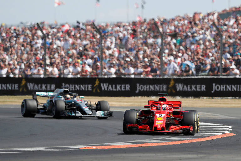 Ferrari de Sebastian Vettel na frente da Mercedez de Lewis Hamilton durante o Grande Prêmio da Inglaterra
