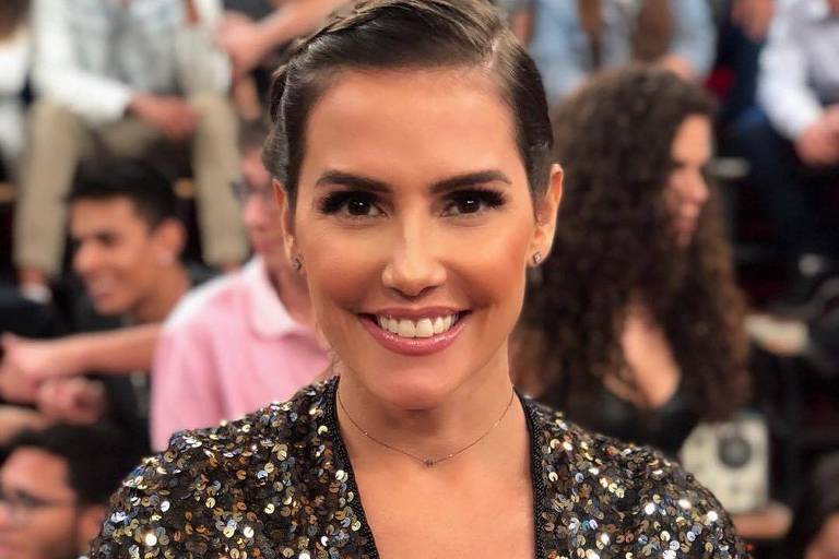 A atriz Deborah Secco participa do programa Altas Horas