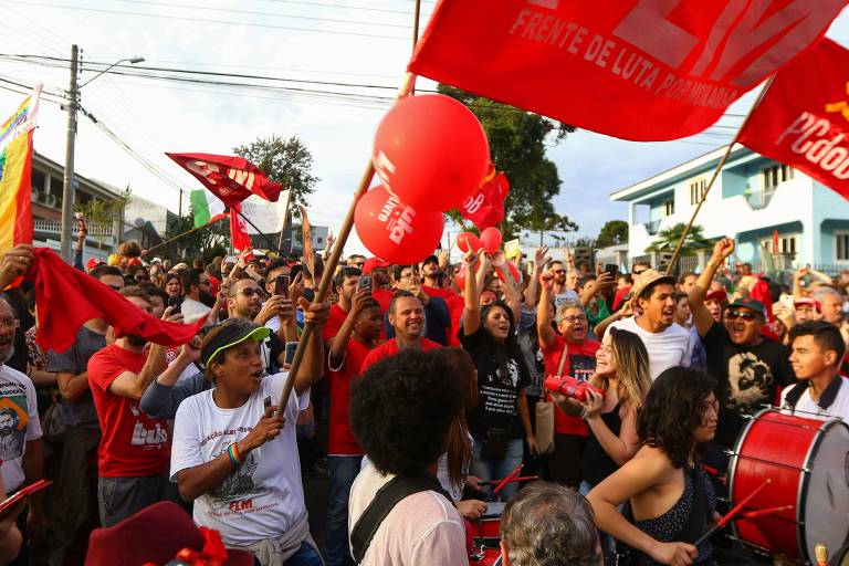 Manifestantes pró-Lula concentram em frente à sede da PF em Curitiba, após a notícia de possível soltura do ex-presidente neste domingo (8)