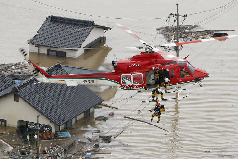Enchentes e deslizamentos deixam quase cem mortos no Japão