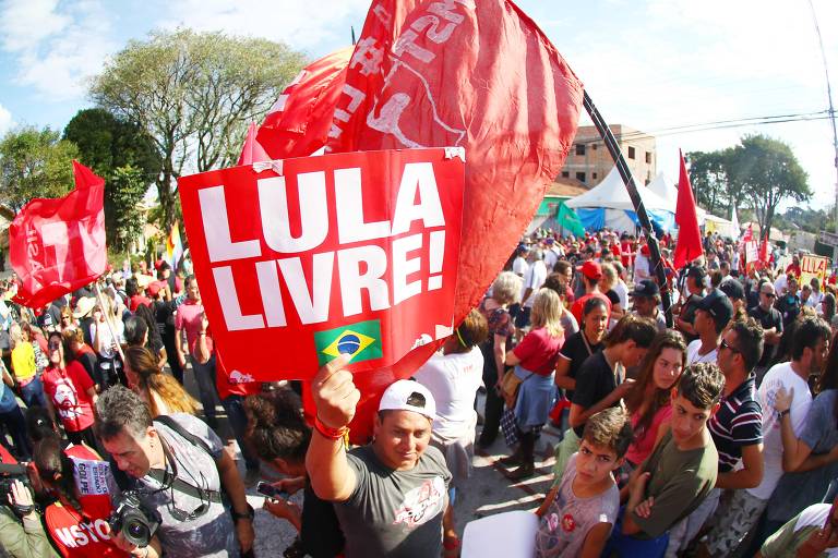 Ato pede soltura de Lula em dia de guerra de decisões