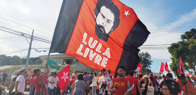 Ato pede soltura de Lula em dia de guerra de decisões