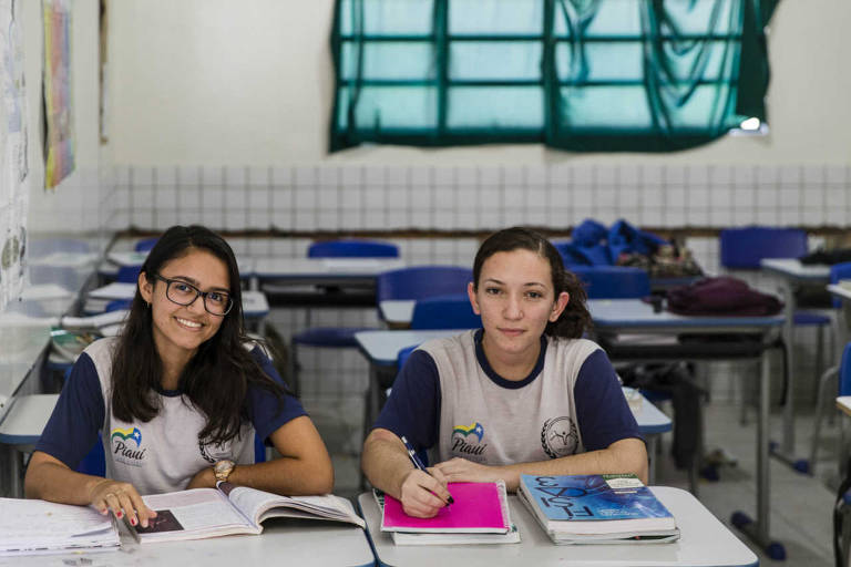 As estudantes Fernanda Veras Rodrigues, 16, e Ana Claudia Souza, 18, durante período de aula na escola Augustinho Brandão, em Cocal do Alves