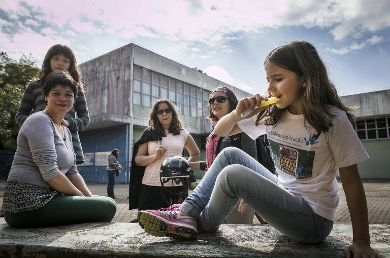 Mães e alunas na Escola de Aplicação da USP; elas estão preocupadas com a falta de docentes. Simone Nakamoto, 39, com a filha e aluna Nayumi,11, Luciene Lauer, 38, Teresa Mansor, 49, e a aluna Sofia Lauer,11. Considerada modelo de uma educação humanista e diversificada, a Escola de Aplicação da USP sofre com falta de professores e esvaziamento de projetos educacionais. O colégio fica na Cidade Universitária, zona oeste da cidade, e está ligada administrativamente à Faculdade de Educação
