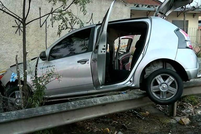 Carro bate em muro na Av. Francisco de Mesquita, na Zona Leste de SP 
