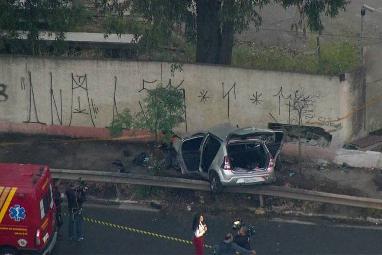 Carro bate em muro na Av. Francisco de Mesquita, na Zona Leste de SP (Foto: )