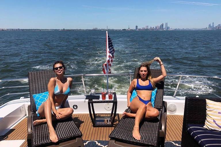 Selena Gomez com a amiga Theresa Mingus em Nova York