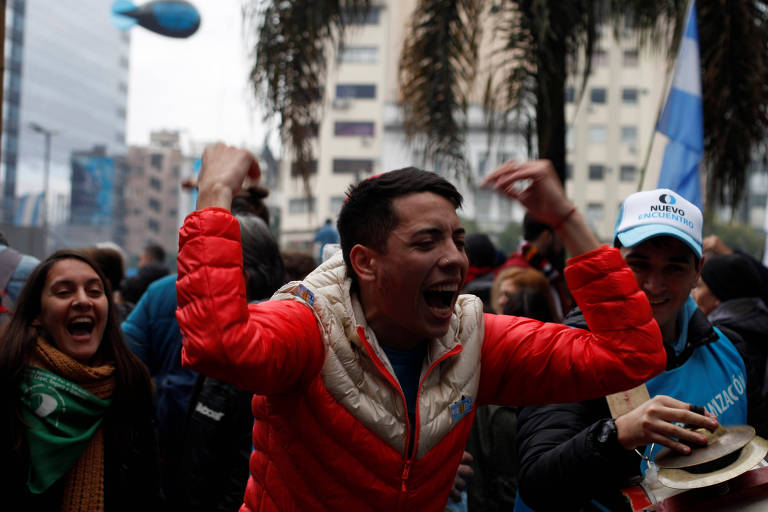 Manifestante participa de protesto em Buenos Aires contra o acordo entre o governo argentino e o FMI 
