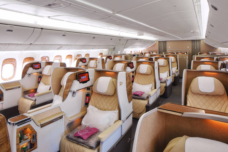 Assentos da classe executiva do Boeing 777-200 LR da empresa aérea Emirates
