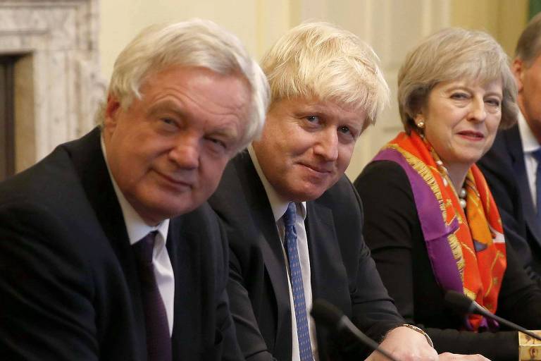 A primeira-ministra britânica Theresa May (dir.) ao lado dos dois secretários que pediram demissão: David Davis (esq.) e Boris Johnson, durante encontro do gabinete em Londres 