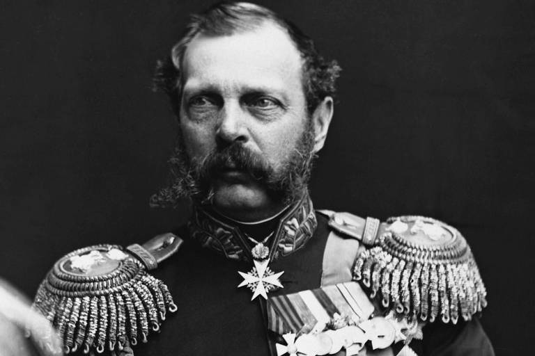 Retrato do tsar mostra o homem em uniforme militar, com diversas medalhas no peito e barba raspada no queixo.