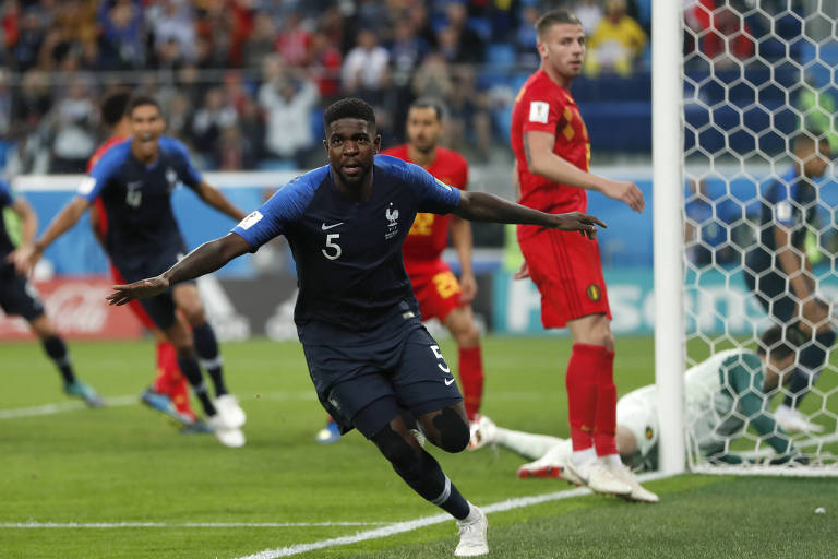 Samuel Umtiti comemora após marcar o gol que deu a classificação à França