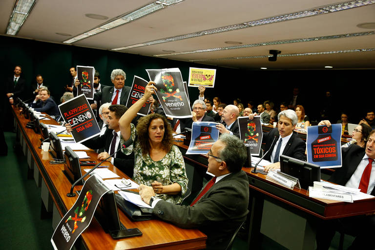 Deputados protestam contra projeto que altera legislação de uso de agrotóxicos, que ganhou o apelido de PL do veneno em 2018