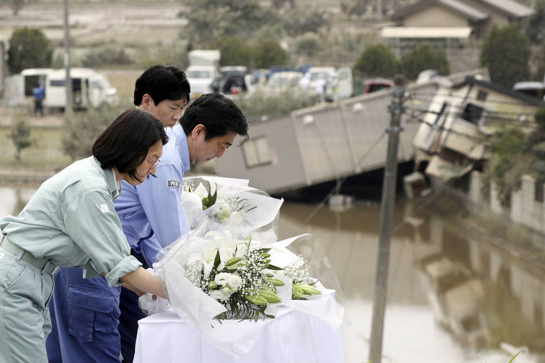 Shinzo Abe oferece flores em homenagem a vítimas das chuvas 