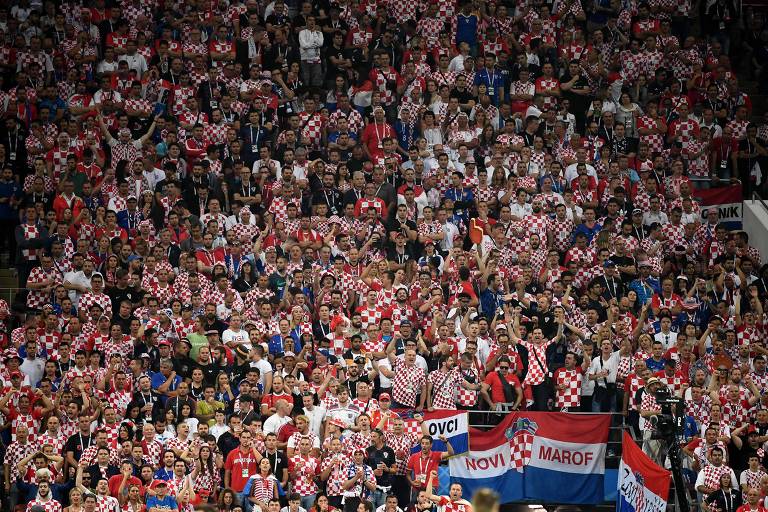 Torcedores croatas durante partida contra Inglaterra no estádio Lujniki, em Moscou