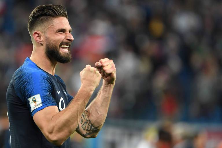 Giroud comemora vitória da França contra a Bélgica na semifinal da Copa
