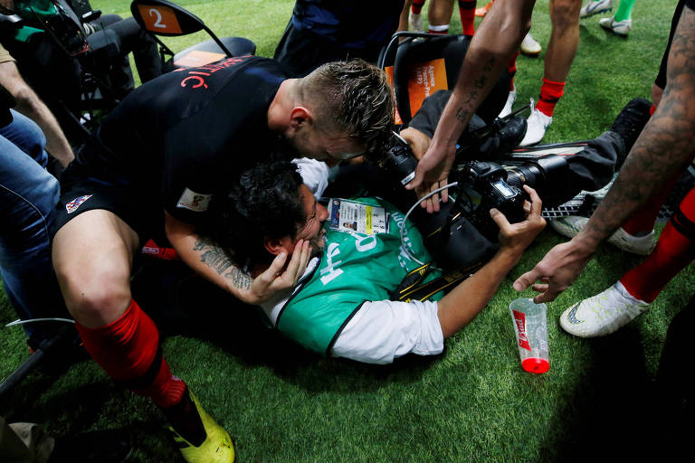 Fotógrafo cai durante comemoração de gol