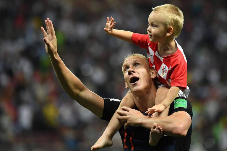 Vida brinca com o filho David após a vitória da Croácia sobre a Inglaterra na semifinal da Copa