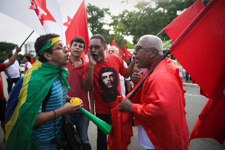 Manifestantes discutem durante atos de movimentos a favor e contra o ex-presidente Lula, na zona oeste paulistana