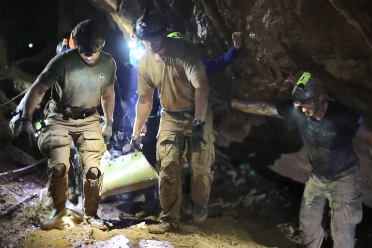 Heróis do resgate da caverna na Tailândia começam a voltar para casa