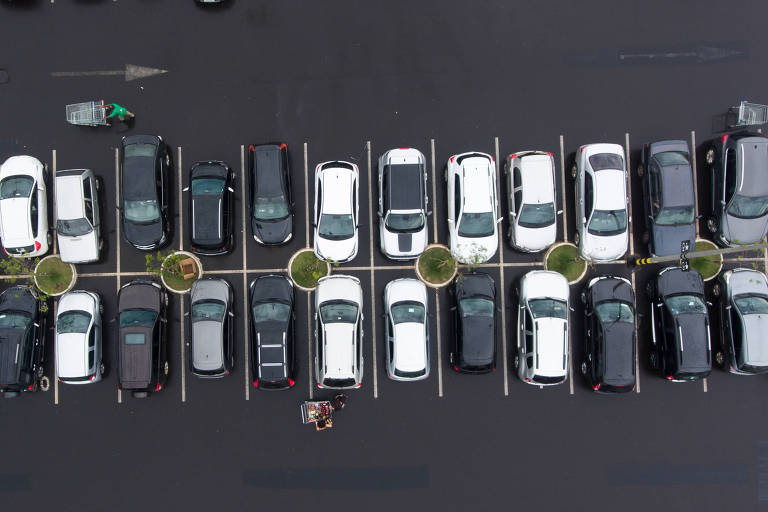 Vista de estacionamento em shopping em Ribeirão Preto