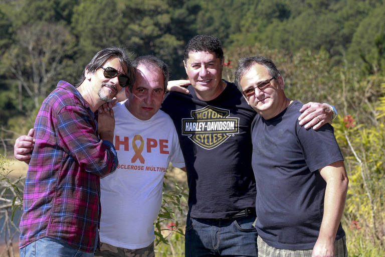 Fotos dos amigos  César, Manfredo, Sandro e Cláudio abraçados 