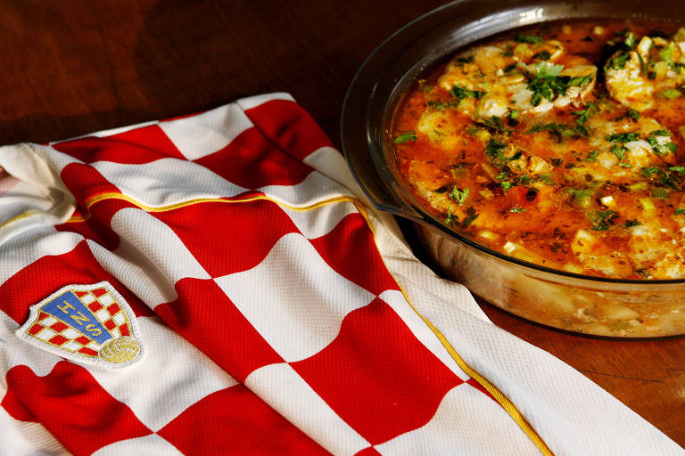 Fotos do prato Brudet — cozido de batatas com peixe —, tradicional na Croácia