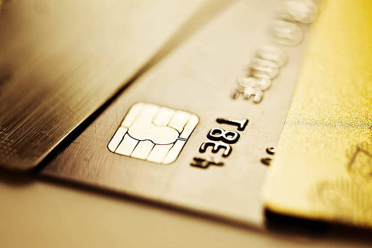Juros do rotativo do cartão de crédito estão em 424% ao ano, segundo a Anefac